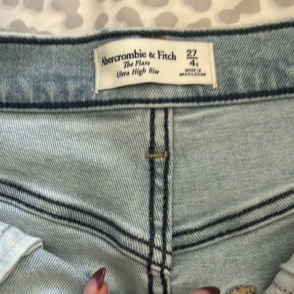 NWT/NBW Abercrombie & Fitch Ultra High Rise “The Flare” - Picture 3 of 4